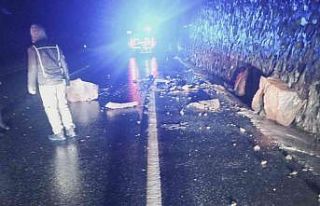 Sağanak yağışların etkisi ile yola kaya parçaları...