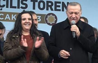 Sahneye çıkıp Cumhurbaşkanı Erdoğan ile şarkı...