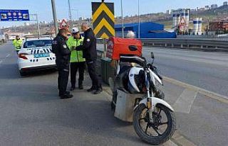 Samsun’da otomobil motosikletli kuryeye çarpıp...