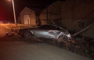 Şarampole devrilen otomobil sürücüsü ağır yaralandı