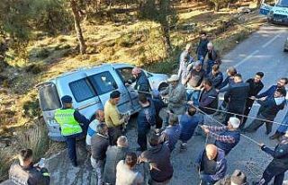 Şarampole düşen araca ’örümcek ağlı’ önlem