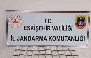 Satmak istediği tütün dolu makaronlar ile birlikte...