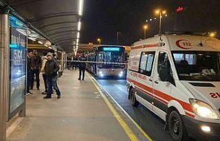 Sefaköy metrobüs durağında metrobüsün altında...