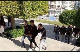 Selam kavgasında kafasından silahla yaralandı