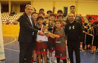 Selçuk Ortaokulu çifte kupa aldı