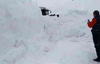 Şemdinli’de 4 metrelik karla mücadele çalışması