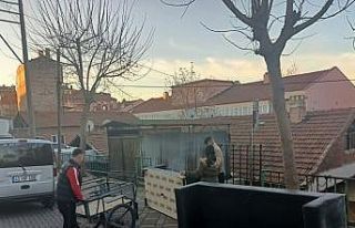 Sepetli bisikletle eşya taşıyan vatandaşa zabıta...