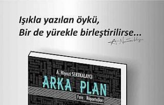 Sertkalaycı kitaplarını imzalıyor