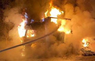 Seyir halinde alev alan tır kullanılamaz hale geldi