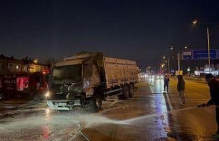 Seyir halindeki kamyon alevlere teslim oldu
