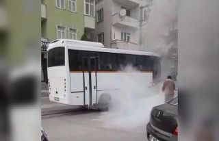 Seyir halindeki minibüsün altından alevler yükseldi