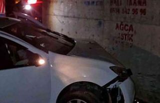 Seyir halindeki otomobil köprünün altından geçerken...