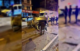 Seyir halindeki otomobil tel çitlere çarparak takla...
