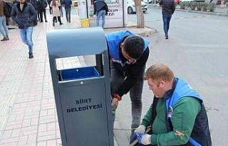 Siirt belediyesi eskiyen çöp kutuları yenileniyor