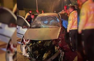 Site duvarına çarpan otomobilin 19 yaşındaki sürücüsünden...