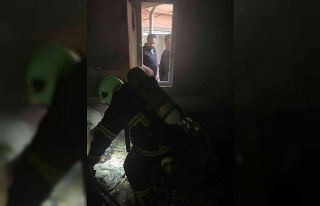 Soba bacasından dökülen kurum evi yaktı