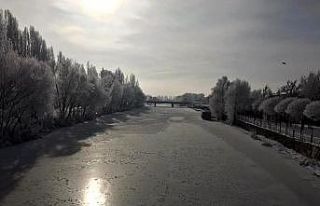 Soğuk hava Bayburt ve Erzincan’da akarsuları dondurdu