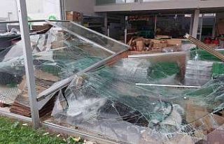 Söke’de fırtına işyerinin camlarını yerle...