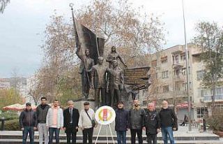 Söke’de gazeteciler çelenk sundu