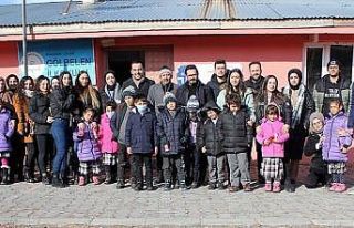 Sosyal bilimler öğrencileri minikleri kucakladı