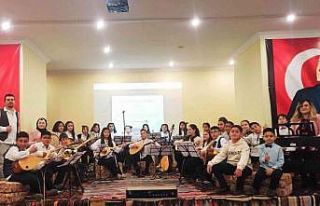 Söyledikleri türkülerle gönüllere dokundular