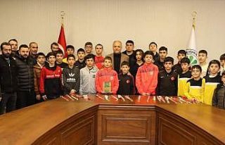 Suluova Belediyesporlu güreşçilerden 35 madalya