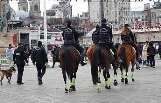 Taksim’de atlı polislere yoğun ilgi