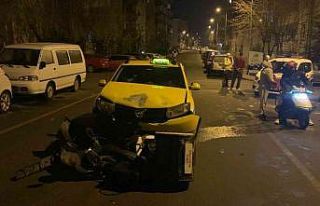 Taksiyle çarpışan motosikletin sürücüsü yaralandı