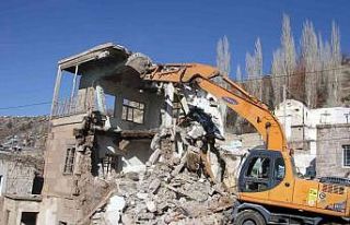 Talas kırsalında metruk binalar yıkılıyor