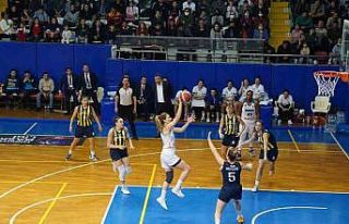 Tarsus Belediyesi Kadın Basketbol Takımı evinde...