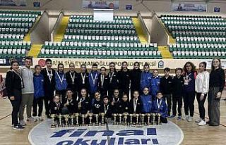 Tavşanlı Karate Okulu 2023 yılına 18 kupa ile...