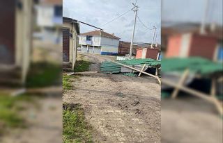 Tekirdağ’da şiddetli rüzgar çatı uçurdu