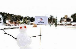 Teleferik beyaza büründü, kayak merkezinde kar...