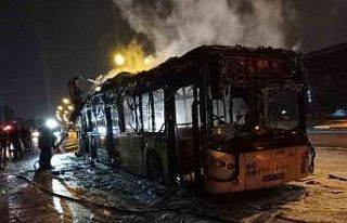 TEM Otoyolunda alev alev yanan İETT otobüsünde...