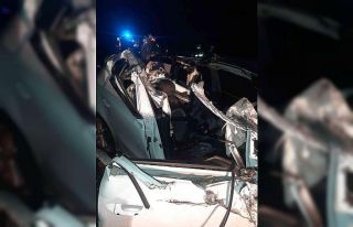 TEM’de kamyona çarptı, paramparça oldu: 2 yaralı