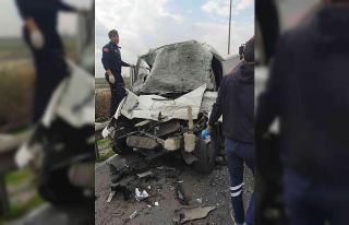 Tıra arkadan çarpan sürücü yaralı kurtuldu