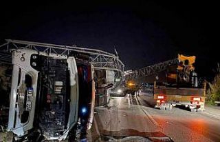 Tırın açılan dorsesi EDS’ye çarptı, ortalık...