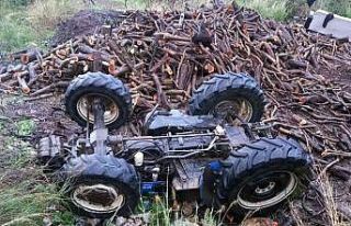 Traktörün altında kalan sürücüyü itfaiye ekipleri...