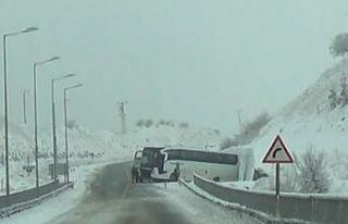 Tunceli’de kayganlaşan yolda kaza: Otobüs yoldan...