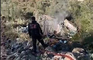 Tüp yüklü kamyon uçuruma yuvarlandı