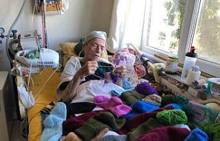 Türk askerine çorap örmesiyle gönüllere taht...