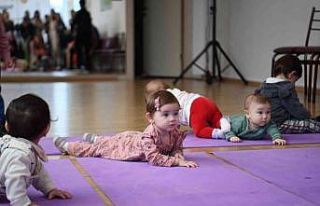 Tuzla’da 12 aylık bebekler emekleme yarışmasında...