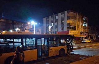 Ümraniye’de İETT otobüsü ile otomobil çarpıştı:...