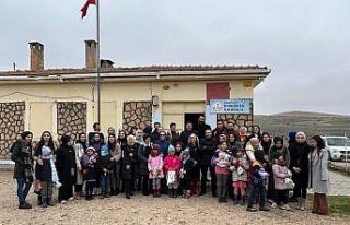 Üniversite öğrencileri ördükleri atkıları çocuklara...