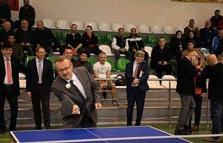 Üniversite personeli masa tenisinde hünerlerini...