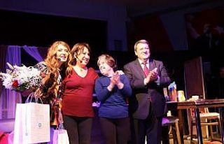 Ünlü oyuncular dakikalarca ayakta alkışlandı