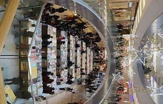 Ünlü yazardan imza alabilmek için uzun kuyruklar...