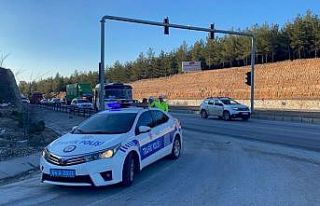 Uşak’ta işçi servisi kamyona çarptı: 5 yaralı