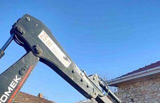 Uşak’ta tehlikeli metruk binalar yıkıldı