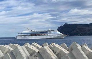 Usturmaçalara çarpan kruvaziyerde hasar tespit çalışmaları...